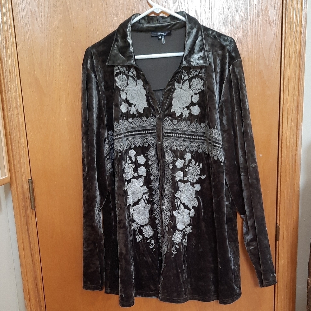 ANDREE BY UNIT Black Relaxed Graphic Blouse with Notched Collar